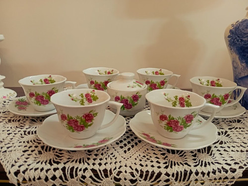 فنجان نعلبکی گل سرخی